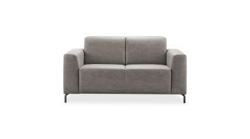 Grijze 2-zitsbank Aveiro met een natuurlijke leerlook, met twee decoratieve kussens en zwarte metalen poten.