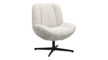 Fauteuil Zala in natuurlijke kleur, met een comfortabele zitting en een zwarte draaibare voet.