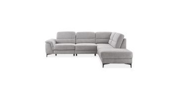 Moderne hoekbank Mirtho in grijs, met strakke lijnen en zwart metalen poten, geplaatst in een lichte ruimte.