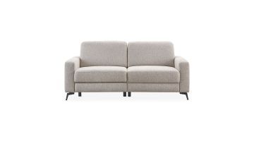 Vooraanzicht van de 2-zitsbank Mirtho in grijsbeige weefstof met strakke armleuningen en zwart metalen poten.