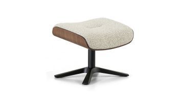 Beige voetenbank van montel met beige stof en een walnoothouten onderkant. Het voetenbankje heeft een zwart metalen poot.