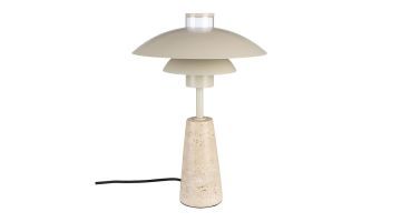 De Cole tafellamp uit de collectie Zuiver met een metalen kap en een voet van travertin, verbonden door een slanke metalen stang.