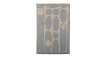 Abstracte wanddecoratie met blauwe en beige vormen op canvas in een houten frame.