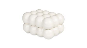 Witte keramische opbergdoos met bolvormig ontwerp, gesloten.