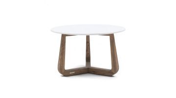 De Casone salontafel van riviera maison met een wit rond marmeren blad en een stevig houten onderstel in een modern kruisontwerp.