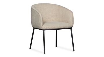 schuinaanzicht van een bouclé beige eetkamerstoel met een gebogen rugleuning en zwarte metalen poten.