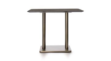 voorkant gouden rechthoekige bartafel met een antracietkleurig tafelblad, ondersteund door twee metalen kolompoten op een stevige basis.