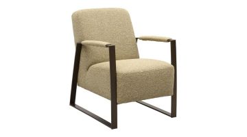 Fauteuil South van Trendhopper in een warme beige stof met metalen frame, schuin van voren gefotografeerd.