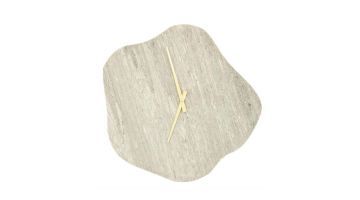 Marmeren wandklok Artem met goudkleurige, gestileerde wijzers.