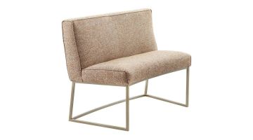 Eetbank Rona van Inhouse, schuin van voren gefotografeerd, met een comfortabele beige stof en een metalen frame in een lichte kleur.