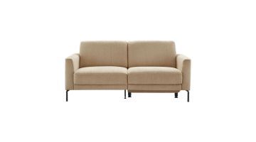 Beige 2,5-zitsbank Moscato van Pronto Wonen, vooraanzicht met strakke vormgeving en zwarte metalen poten.