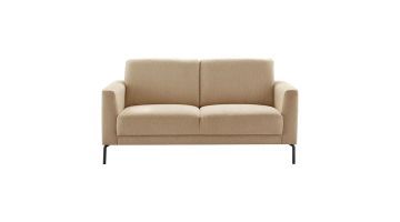 Vooraanzicht van de 2-zitsbank Moscato beige van Pronto Wonen. Een compacte bank met een strak design en zachte bekleding.