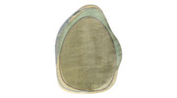 Bovenaanzicht van het organisch gevormde Pode vloerkleed Shallow Meadow met lagen in groen, blauw, geel en grijs.