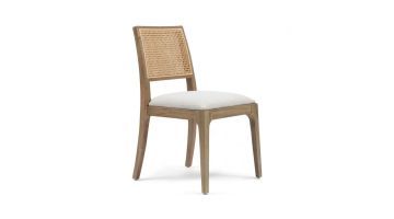 Eetkamerstoel Corviglia van Riviera Maison, met een naturel houten frame, linnen zitting en geweven rugleuning.