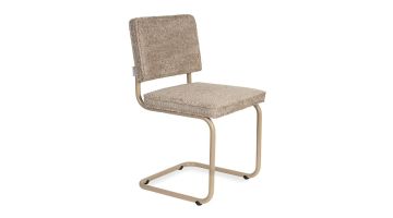Zuiver Ridge eetkamerstoel, schuin gezien, met beige zachte bekleding en een metalen frame.
