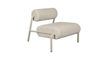 Voorzijde van de Lekima fauteuil van Zuiver in off-white stof, met een modern buisvormig ontwerp en minimalistische uitstraling.