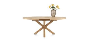 Henders & Hazel Nyborg uitschuifbare eettafel in Deens ovaal design met houten kruisvoet, afgebeeld met vaas met bloemen op het blad.