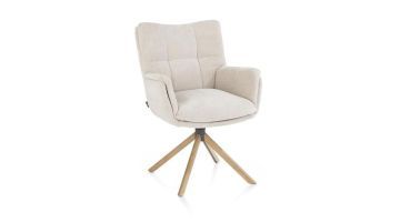 Close-up van de draaibare eetkamerstoel Juna van Henders en Hazel in crème, met een moderne houten poot.