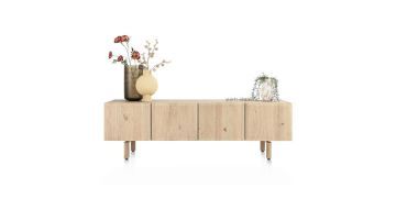 Vooraanzicht van het lowboard Azulo op houten pootjes, met vier gesloten deuren en decoratieve vazen bovenop.