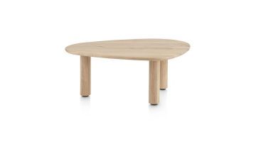 Houten salontafel Azulo met organisch gevormd blad en drie ronde poten, gefotografeerd tegen een witte achtergrond.