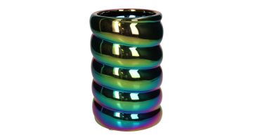 De Twisted Fine vaas heeft een gedraaide vorm en iriserende afwerking die levendige kleuren weerspiegelt.