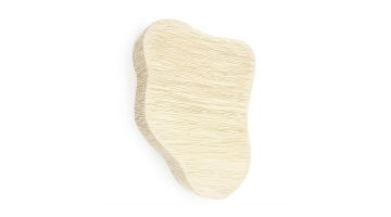 Organisch gevormde wandlamp in beige met een opvallende gerimpelde textuur, perfect als subtiele muurdecoratie.