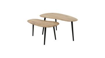 Niervormige salontafelset van massief acaciahout met zwarte stalen poten in een moderne woonkameropstelling.