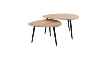 Set van driehoekige houten salontafels met zwarte stalen poten.