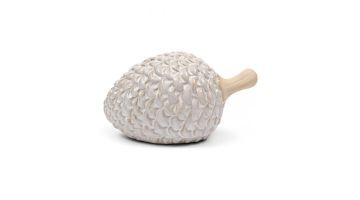 Een decoratieve keramische dennenappel in een ivoorwitte kleur met een gedetailleerd, gestructureerd patroon en een korte, beige steel.