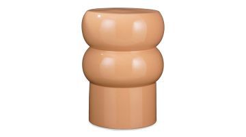 Ronde Vendi bijzettafel in warme donkerroze kleur, gemaakt van stevig keramiek.