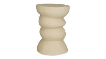 Beige keramische bijzettafel met golvende vormen voor een moderne en sculpturale uitstraling in elk interieur.