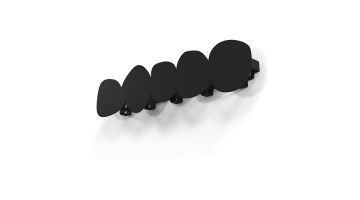 Zwarte kapstok met vijf overlappende organische vormen, minimalistisch en modern.