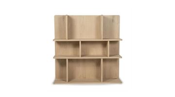 Wandkast Renee van Eleonora in vierkante vorm, volledig van licht eikenhout, met drie niveaus en acht open vakken.