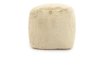 Beige By-Boo Mosa poef met een zachte, pluizige bekleding, ideaal als stijlvolle zitplek of voetensteun.