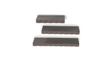 Set van drie moderne planken met een golvende rand in een neutrale kleur, gestapeld boven elkaar tegen een witte achtergrond.