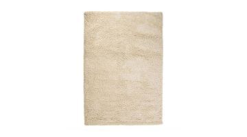 Een rechthoekig, beige hoogpolig vloerkleed, volledig uitgestrekt op een witte achtergrond, met een eenvoudige en comfortabele uitstraling.