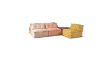 Modulaire elementenbank Esperanza met kleurrijke, verschillende patronen en stoffen, inclusief gele, oranje en beige zitelementen.