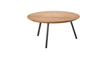 salontafel Romaro – Ronde houten bijzettafel van Pronto Wonen met een naturel teak blad en drie zwarte metalen poten, strak en tijdloos design.