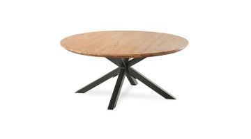 Salontafel Romaro rond van Pronto Wonen, gemaakt van teakhout met zwart metalen poten in een moderne stijl.