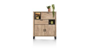 Vooraanzicht van de opbergkast Pavarotti, met een natuurlijke houtlook, metalen details, en meerdere open vakken voor decoratie.