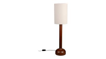 Een vloerlamp met een houten basis en een beige cilindervormige lampenkap, weergegeven tegen een witte achtergrond.