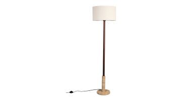 Een eenvoudige staande lamp met een houten standaard en een beige cilindrische lampenkap.