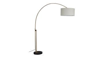 Stijlvolle vloerlamp met gebogen messing arm en witte lampenkap, geschikt voor modern interieurontwerp.