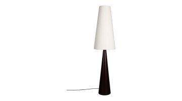 Moderne vloerlamp met een strak zwart frame en een hoge, conische kap in witte stof. De lamp is minimalistisch vormgegeven.