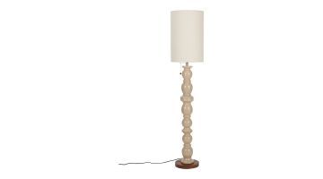 Een hoge vloerlamp met een cilindervormige beige lampenkap en een elegant gevormde houten standaard in beige tint.