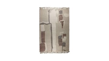 Handgeweven vloerkleed met abstracte patronen in aardetinten beige, grijs en bruin, afgewerkt met franjes aan de uiteinden.