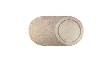 Ovaal vloerkleed met een cirkelvormig patroon, bestaande uit lichte beige tinten en textuurnuances, op een witte achtergrond.