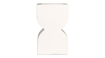 Een frontale weergave van de Cone vaas uit de Zuiver collectie, met zijn strakke, minimalistische vorm en off-white kleur.