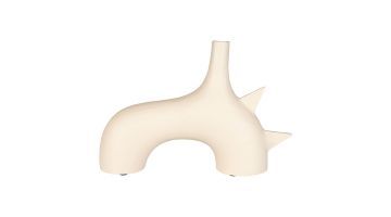 Een frontale weergave van de Sting vaas van Zuiver, met zijn opvallende, sculpturale vorm en speelse hoeken.