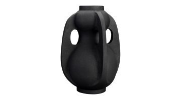 De Thiago vaas van Dutchbone in een frontaal aanzicht, met zijn robuuste, sculpturale vorm en diepe zwarte kleur.